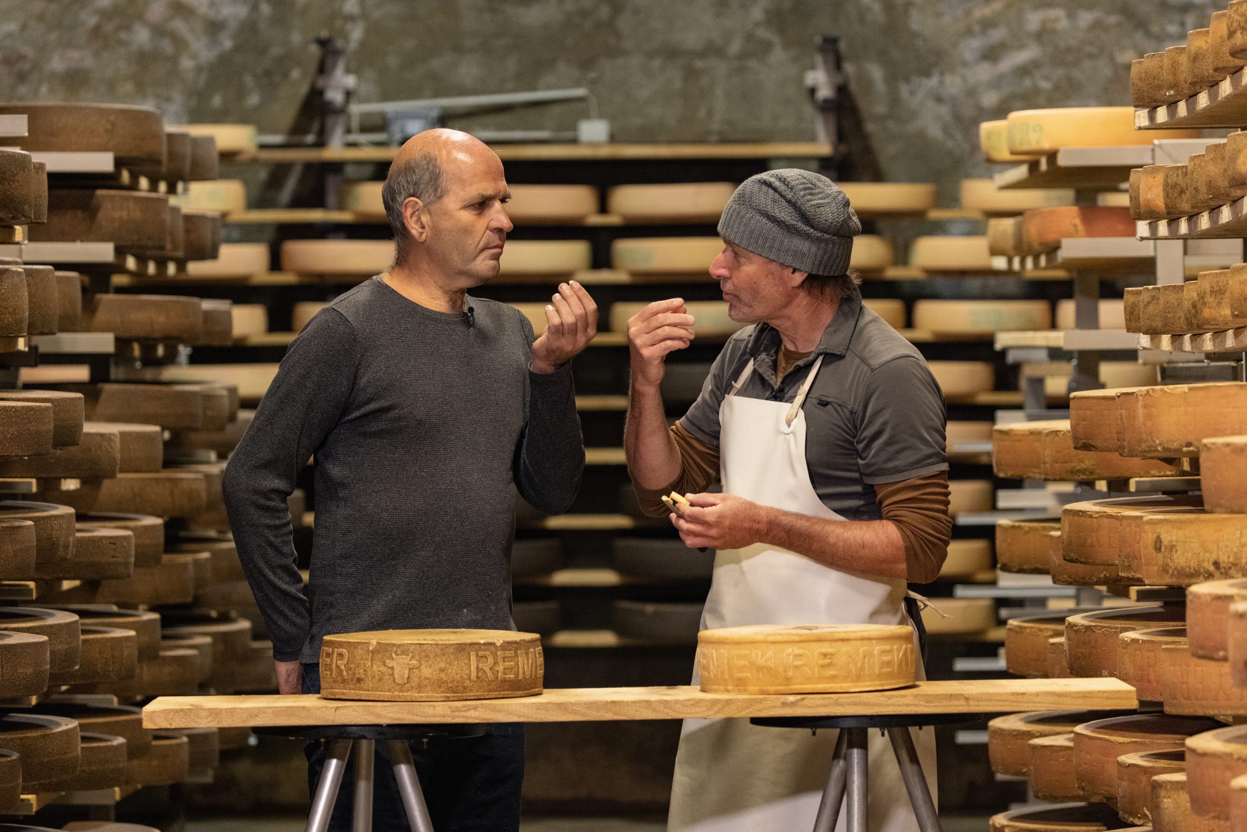 2 M&auml;nner vor einem K&auml;seregal