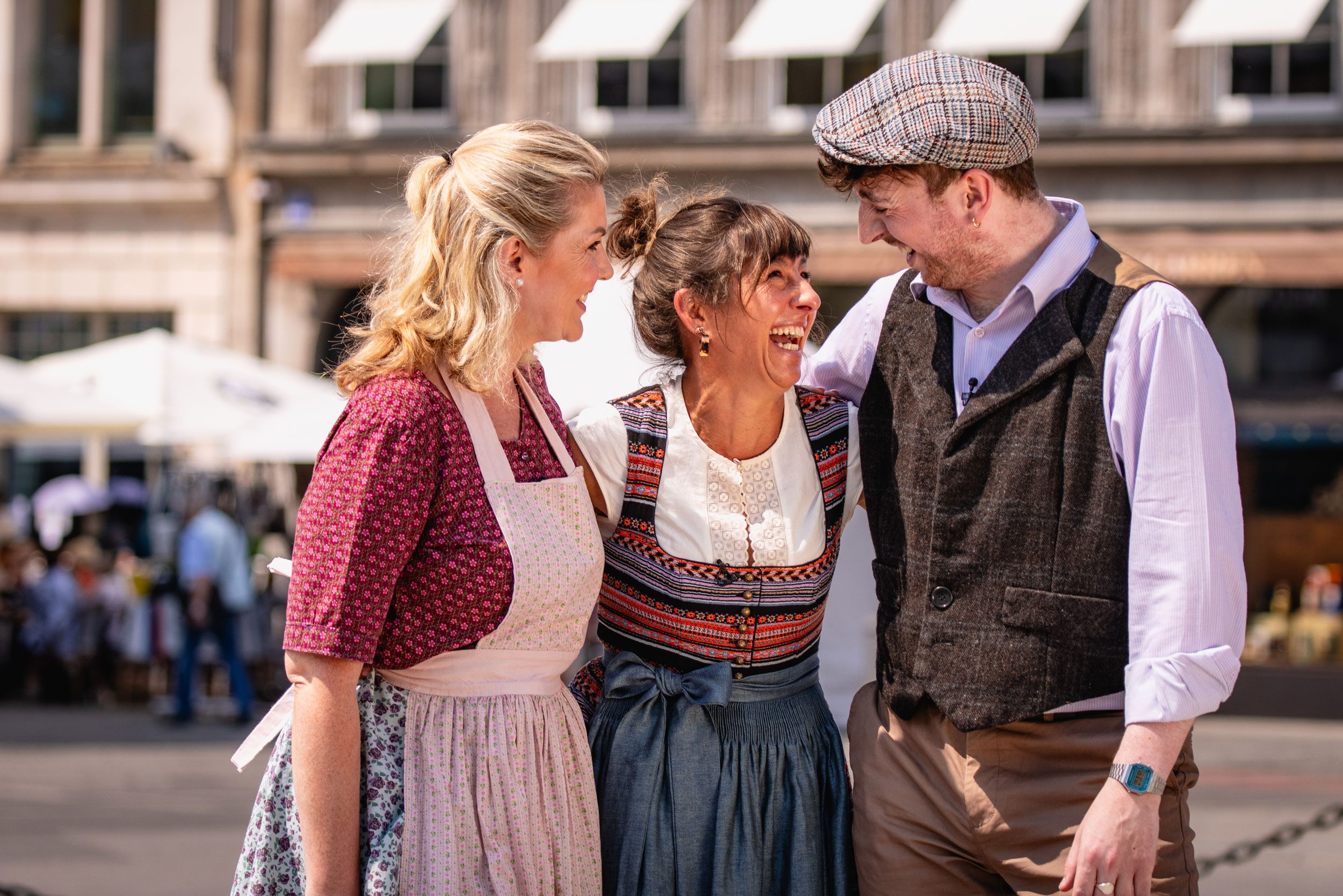 2 Frauen und 1 Mann stehen nebeneinander