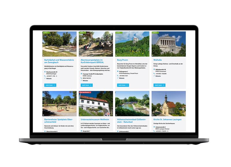Laptop mit geöffneter Widget Website zu barrierefreien Ausflugszielen in Bayern – präsentiert werden barrierefreie Freizeitangebote wie Spielplätze, Museen, Naturbäder, Burgen und Kirchen mit Bildern, Infos und Standortangaben für inklusive Erlebnisse und barrierefreie Freizeittipps