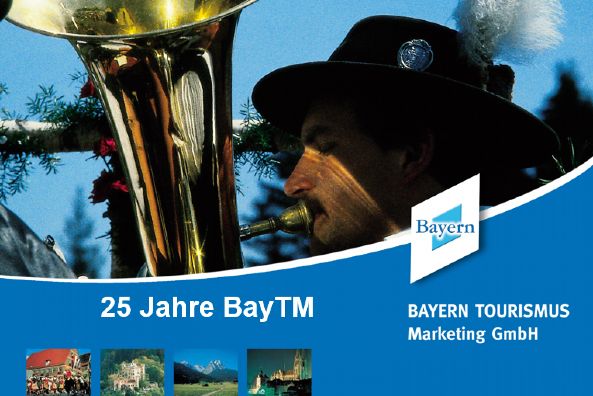2_2001_Erster_PowerPoint_Master_2001_(c)BayTM Eine Mann spielt ein Blasinstrument, er trägt einen traditionellen Hut mit einer Feder daran. Im Vordergrund ist ein blauer Balken und unser altes Logo mit dem Schriftzug "Bayern" zu sehen.