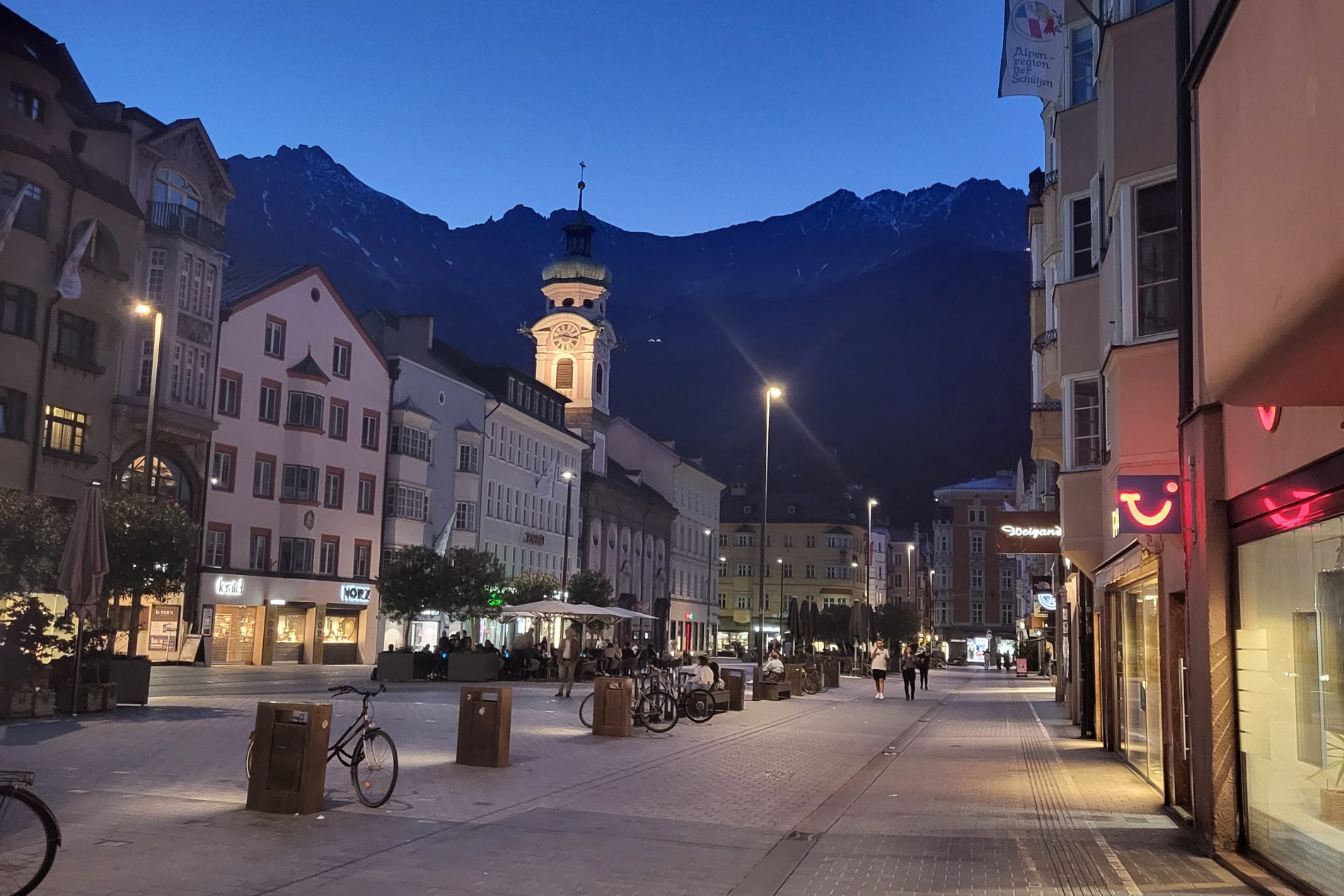 Die Innenstadt von Innsbruck bei Abendlicht