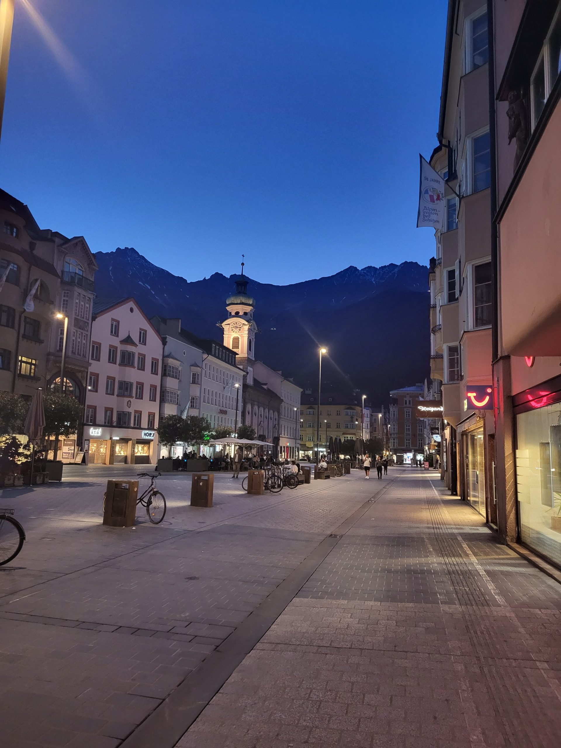 Die Innenstadt von Innsbruck bei Abendlicht