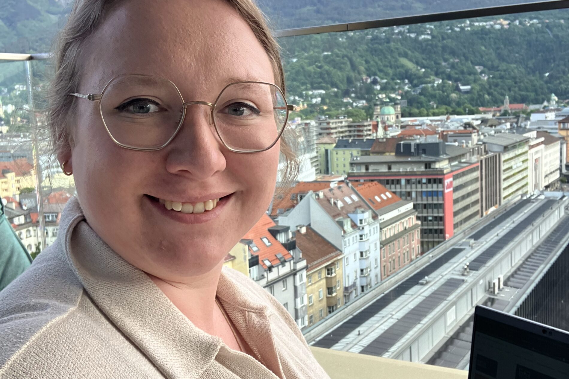 Eine Frau genießt die Aussicht während der Arbeit am Laptop