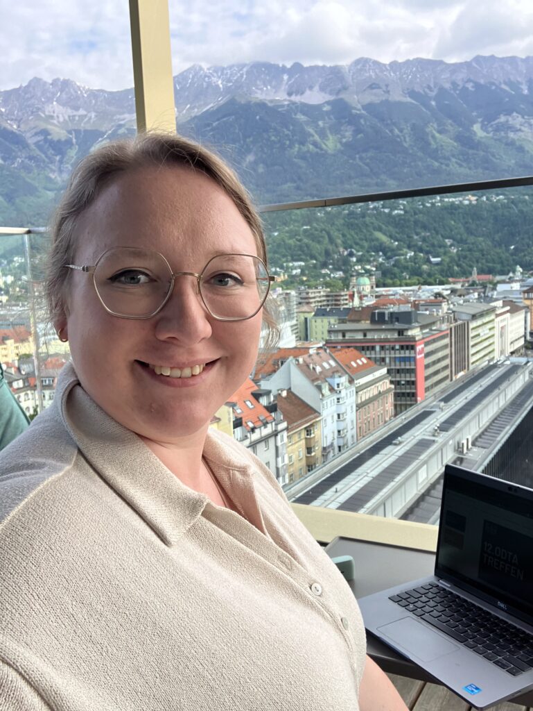 Eine Frau genießt die Aussicht während der Arbeit am Laptop