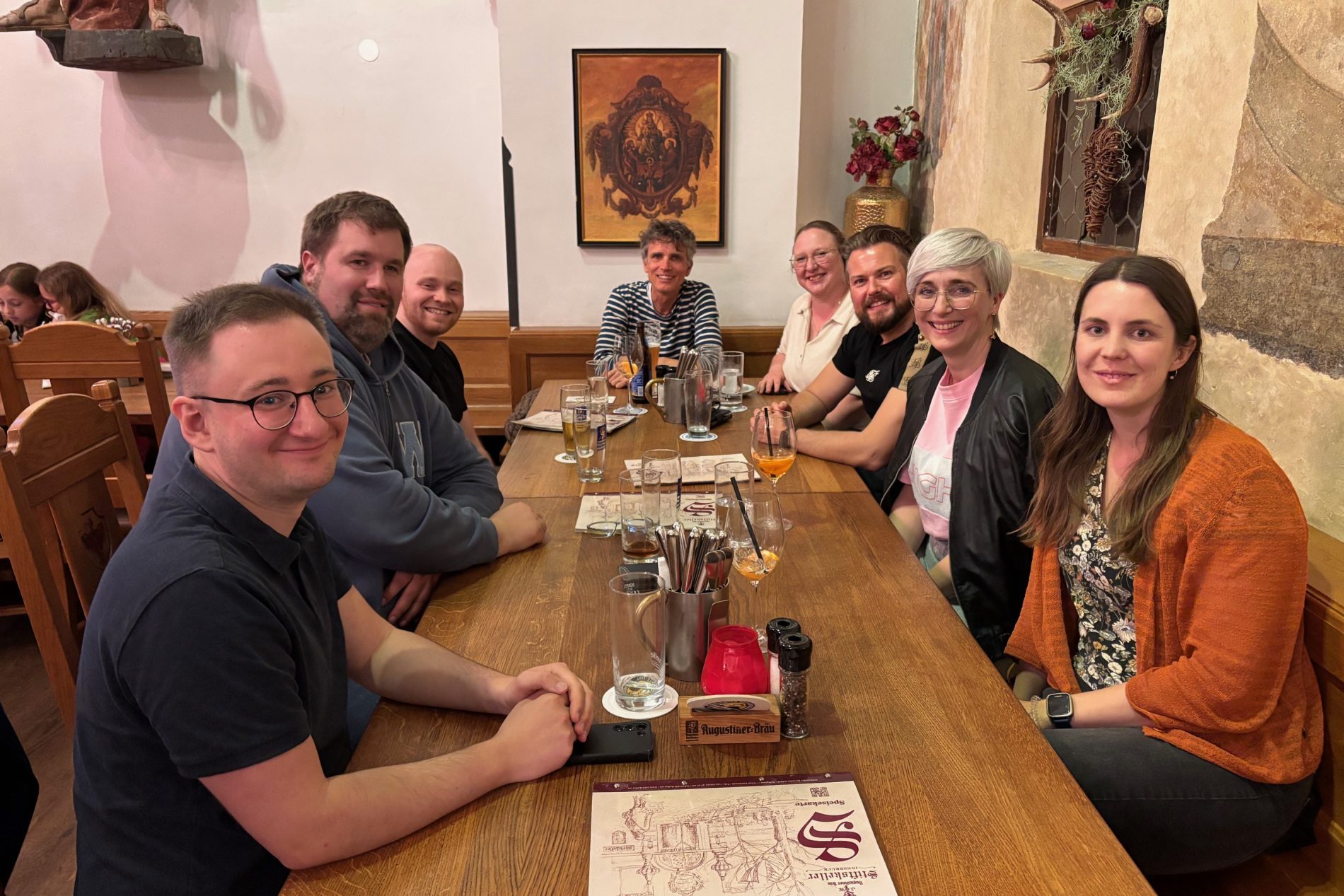 Eine Gruppe von Menschen sitzt am Tisch zusammen