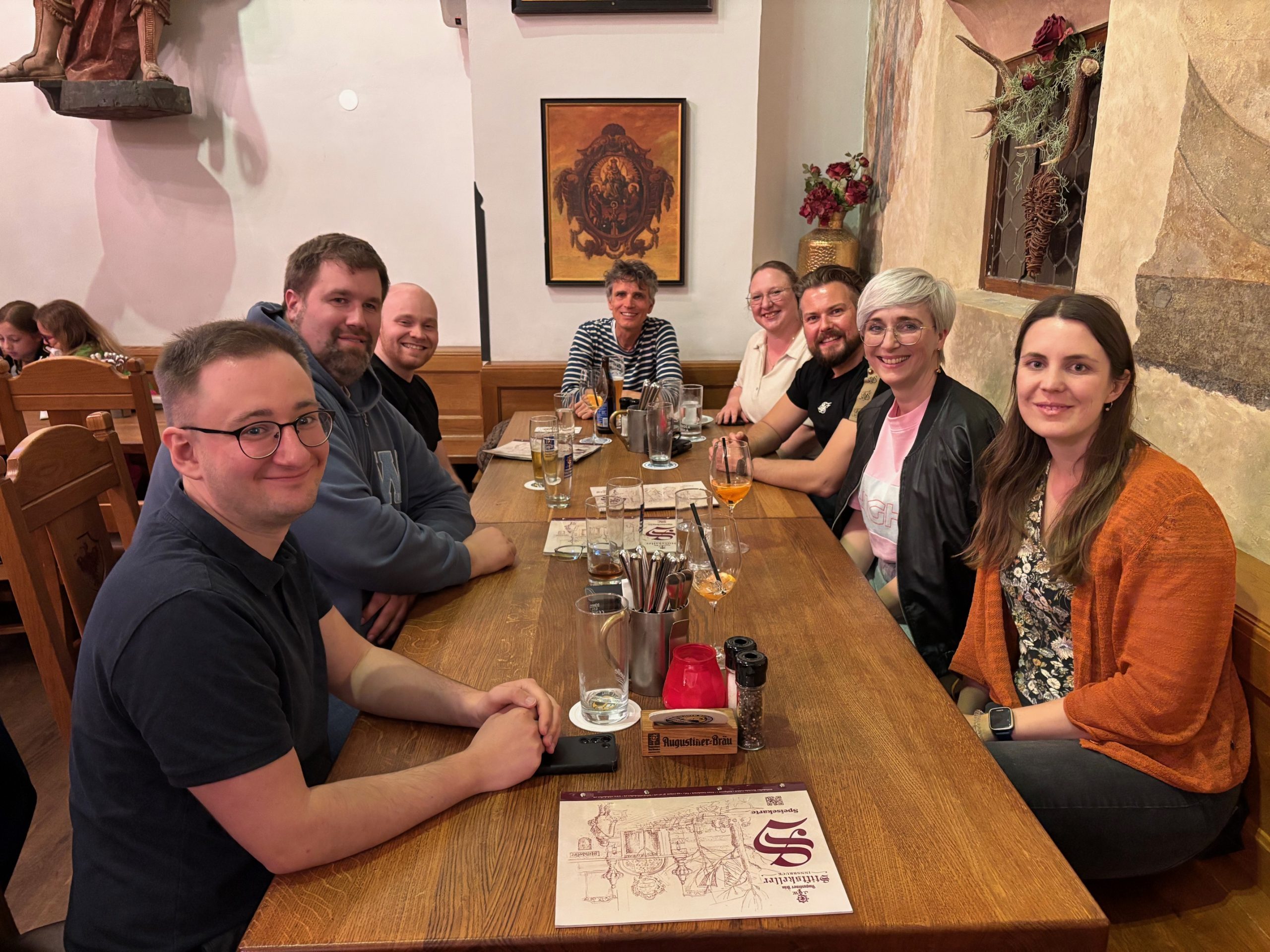 Eine Gruppe von Menschen sitzt am Tisch zusammen