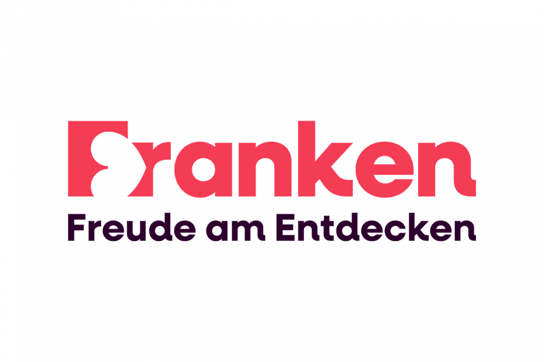 Logo_Tourismusverband Franken_Freude am Entdecken Logo des Tourismusverbands Franken: rote Bergsilhouette über dunklem Untergrund, Symbol für Freude am Entdecken.