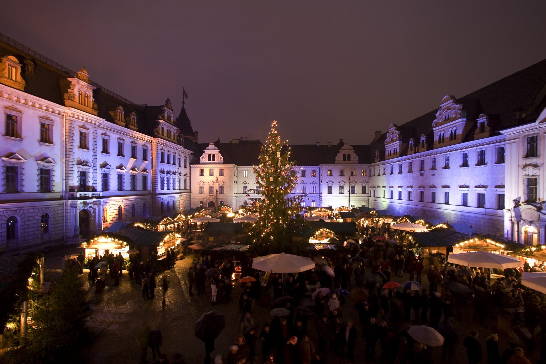 Romantischer_Weihnachtsmarkt_auf_Schloss_TuT_Fotograf_Altrofoto_c_RTG (1) Weihnachtsmarkt Regensburg
