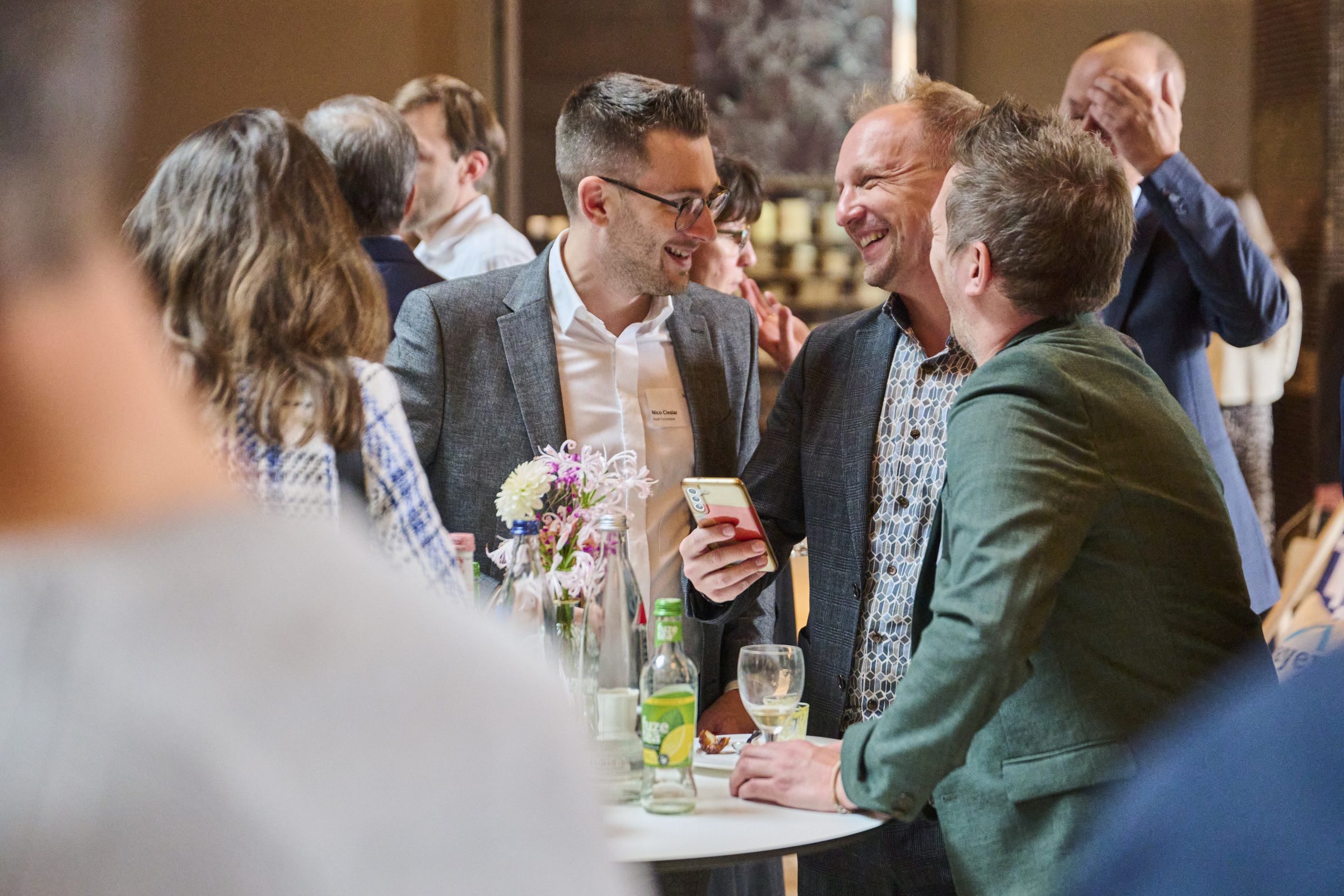 Gespräche von teilnehmenden Partnern in der Empfangshalle beim Bayerischen Tourismustag 2025