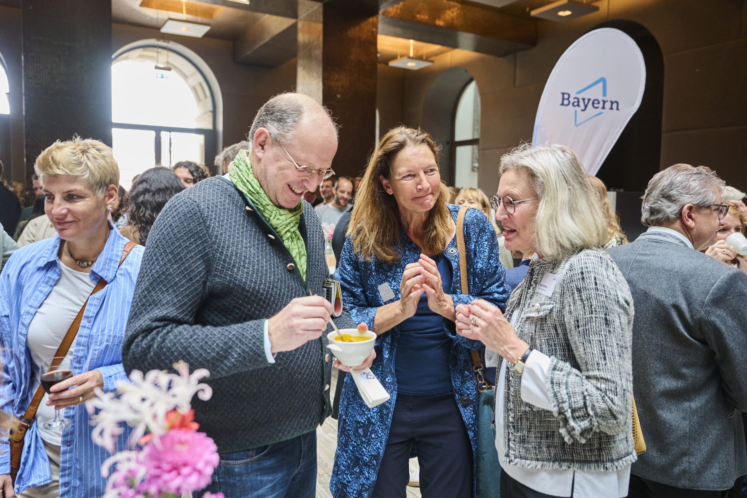 Gespräche von bayerischen Partnern in der Empfangshalle beim Bayerischen Tourismustag 2025