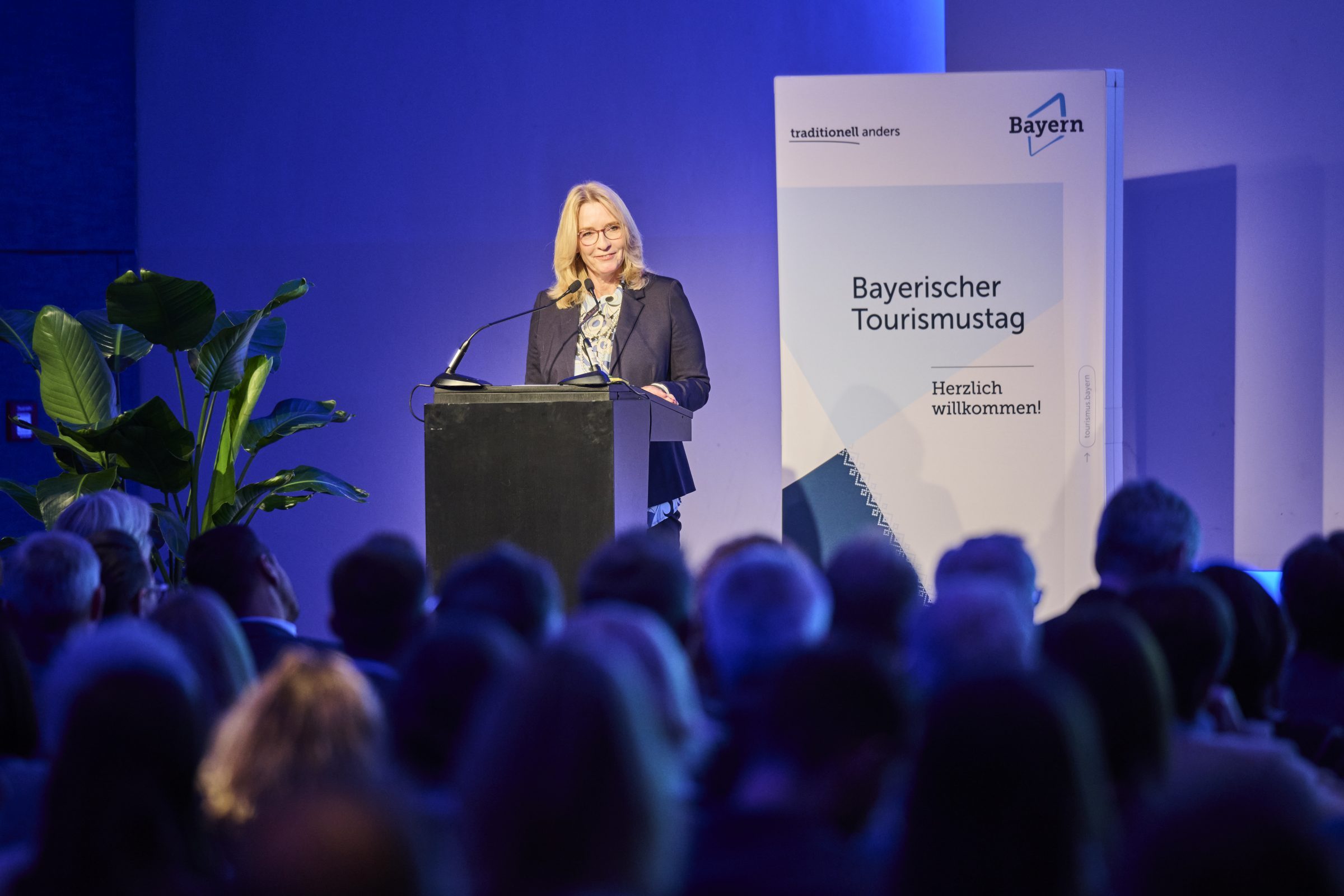 Ansprache von Barbara Radomski auf Bühne beim Bayerischen Tourismustag 2025
