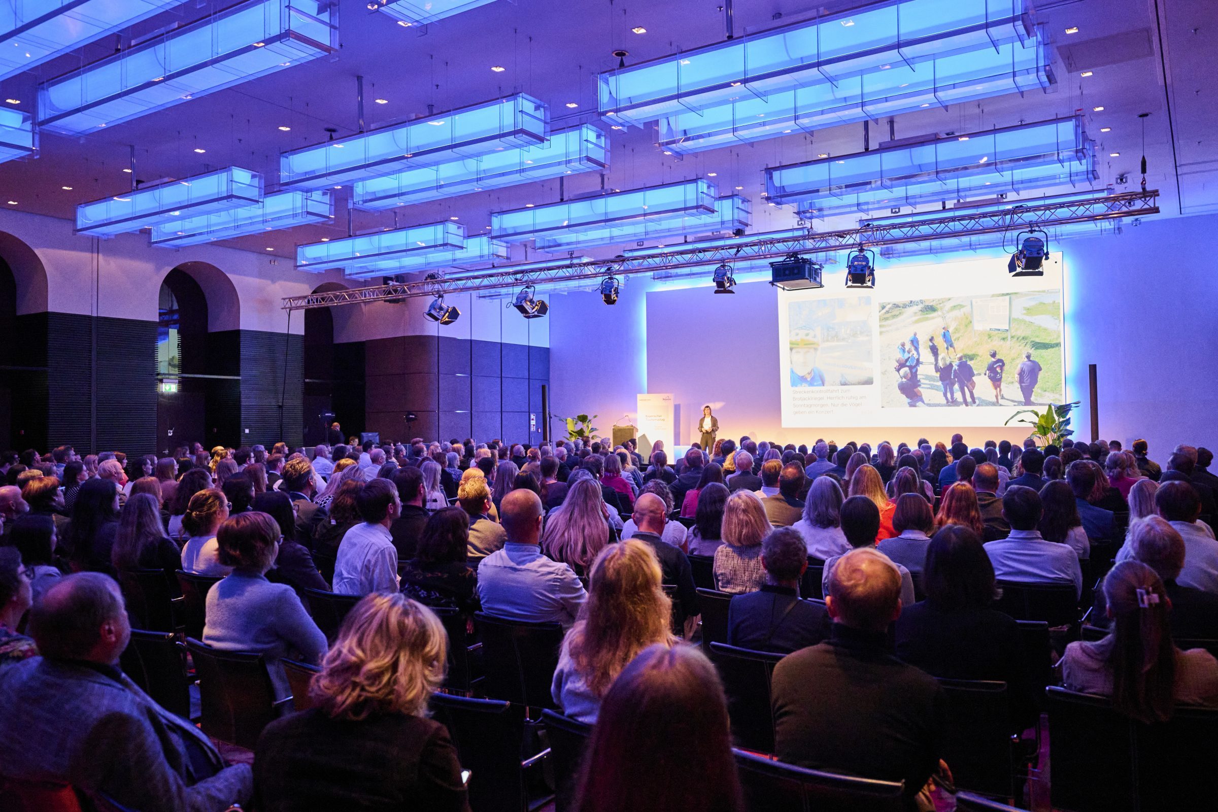Ansicht Publikum Bayerischer Tourismustag 2025 mit Blick auf die Bühne