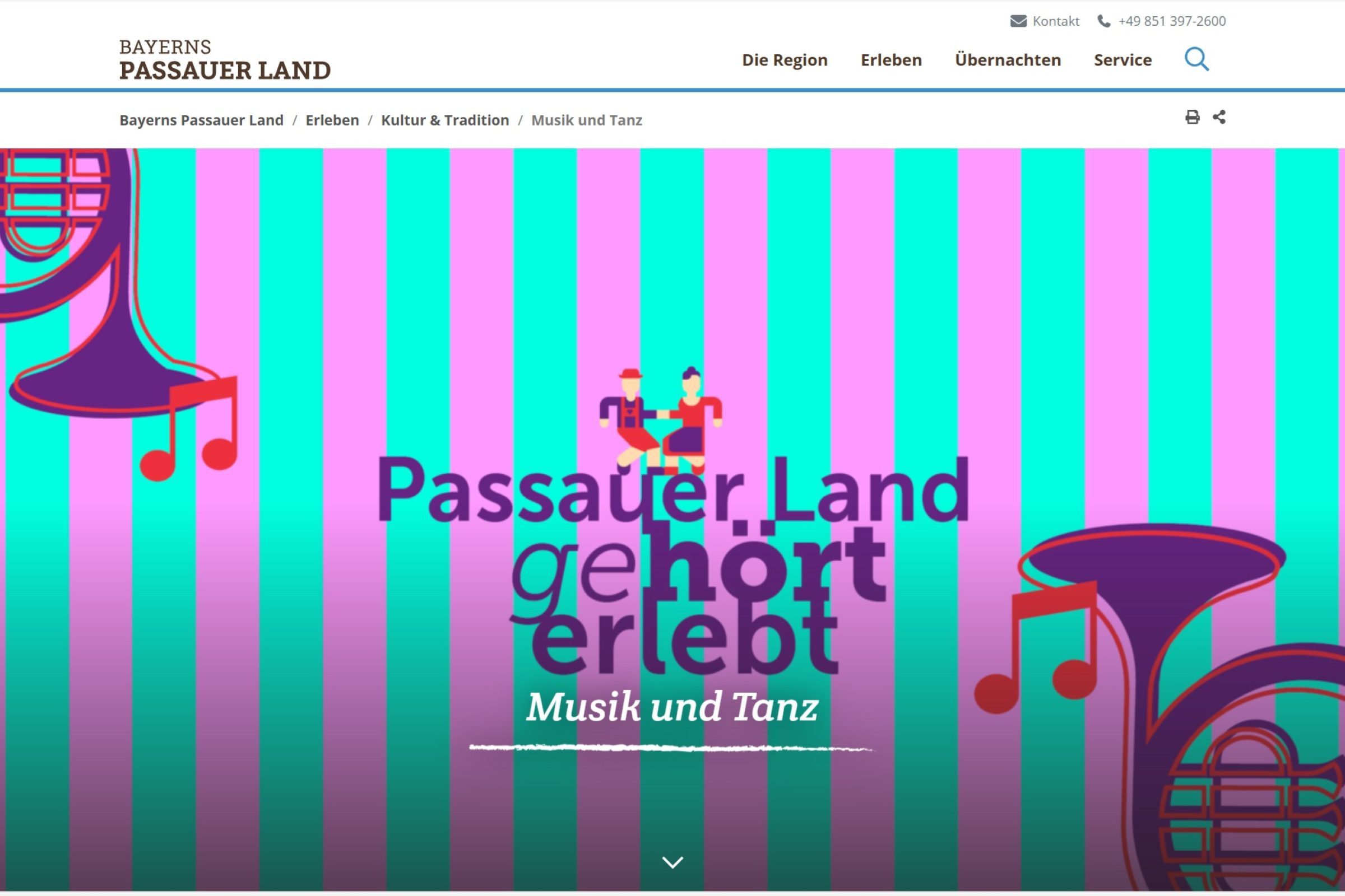 Buntes Grafikdesign mit Musiknoten, einer Trompete und T&auml;nzern, betont Kultur und Tradition im Passauer Land.