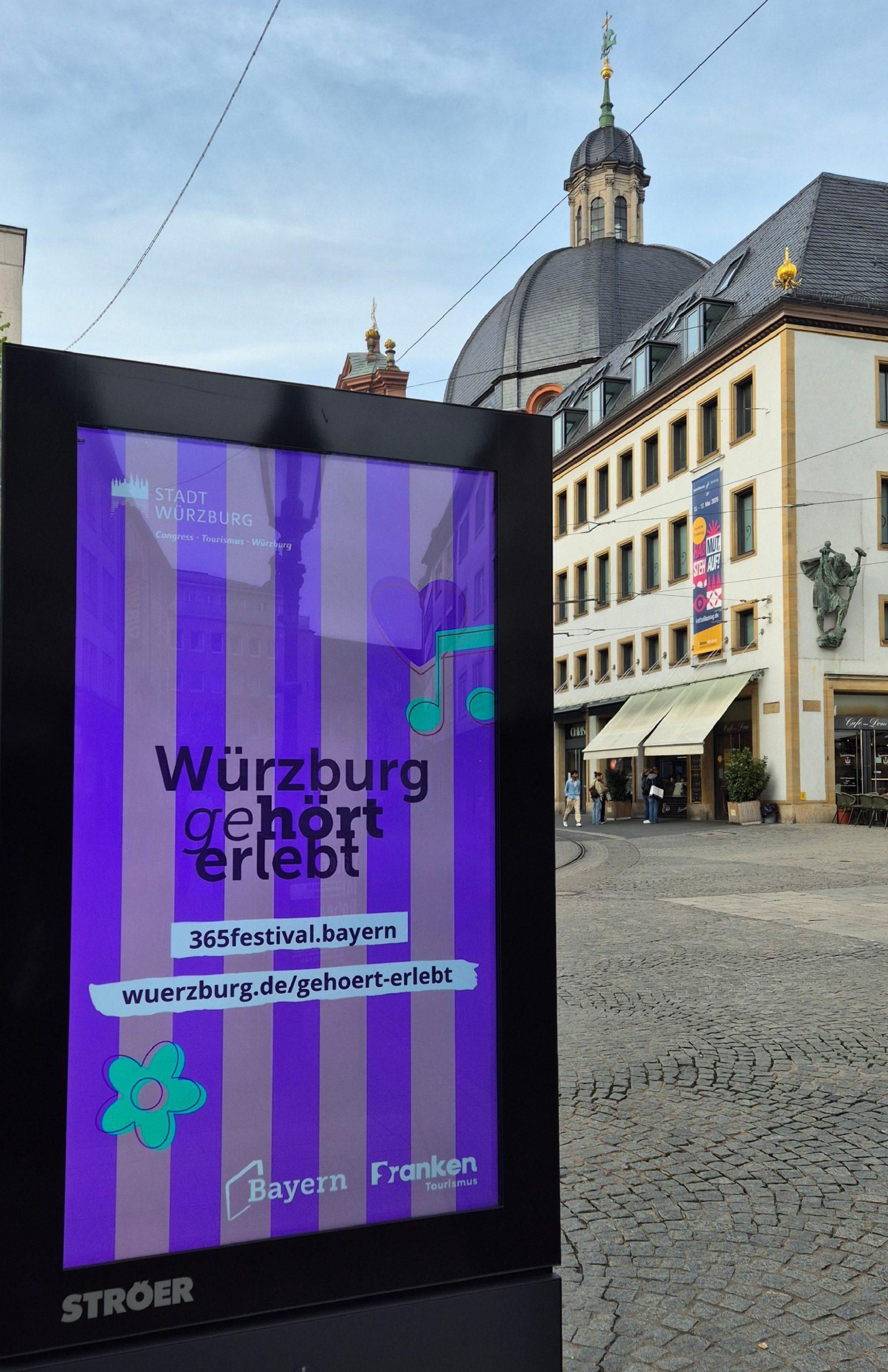 Werbetafel f&uuml;r das 365 Festival in W&uuml;rzburg, mit moderner grafischer Gestaltung und Informationen zur Veranstaltung.