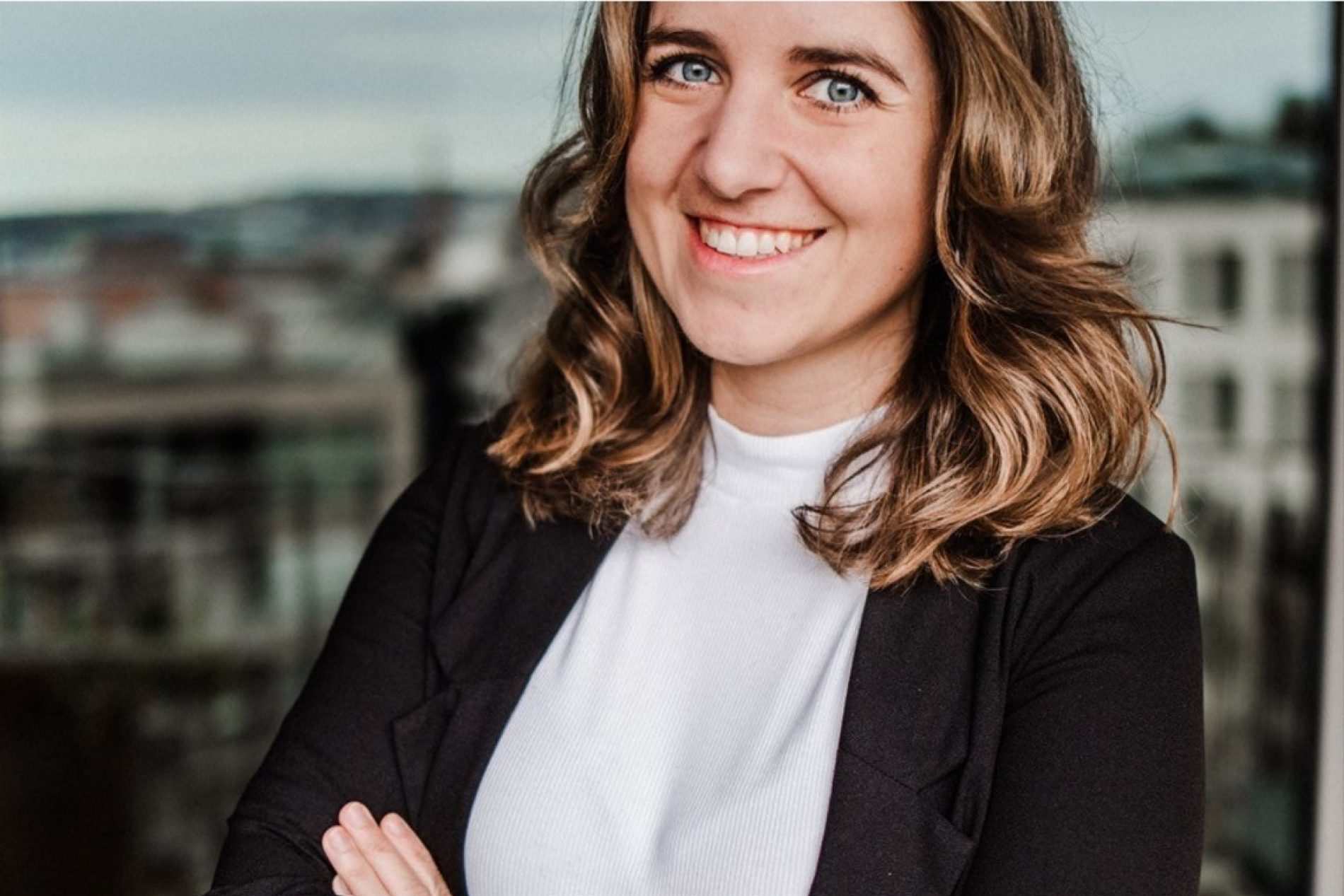 Portrait von Dr. Nadine Hammele vor st&auml;dtischer Kulisse
